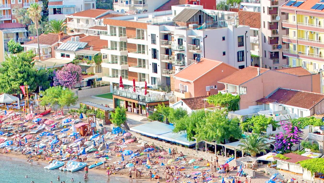 Rafailovići, Karadağ’daki plaj ve modern dairelerin üstten görünümü: deniz kenarında tatil amaçlı gayrimenkul.