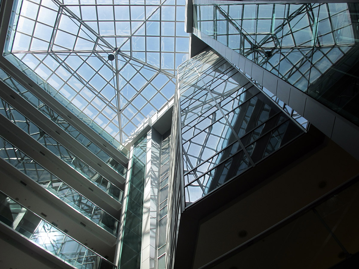 Gläsernes Atrium und Panoramadach eines modernen Wohnkomplexes in Budva, Montenegro. Blick auf die Architektur des Gebäudes.