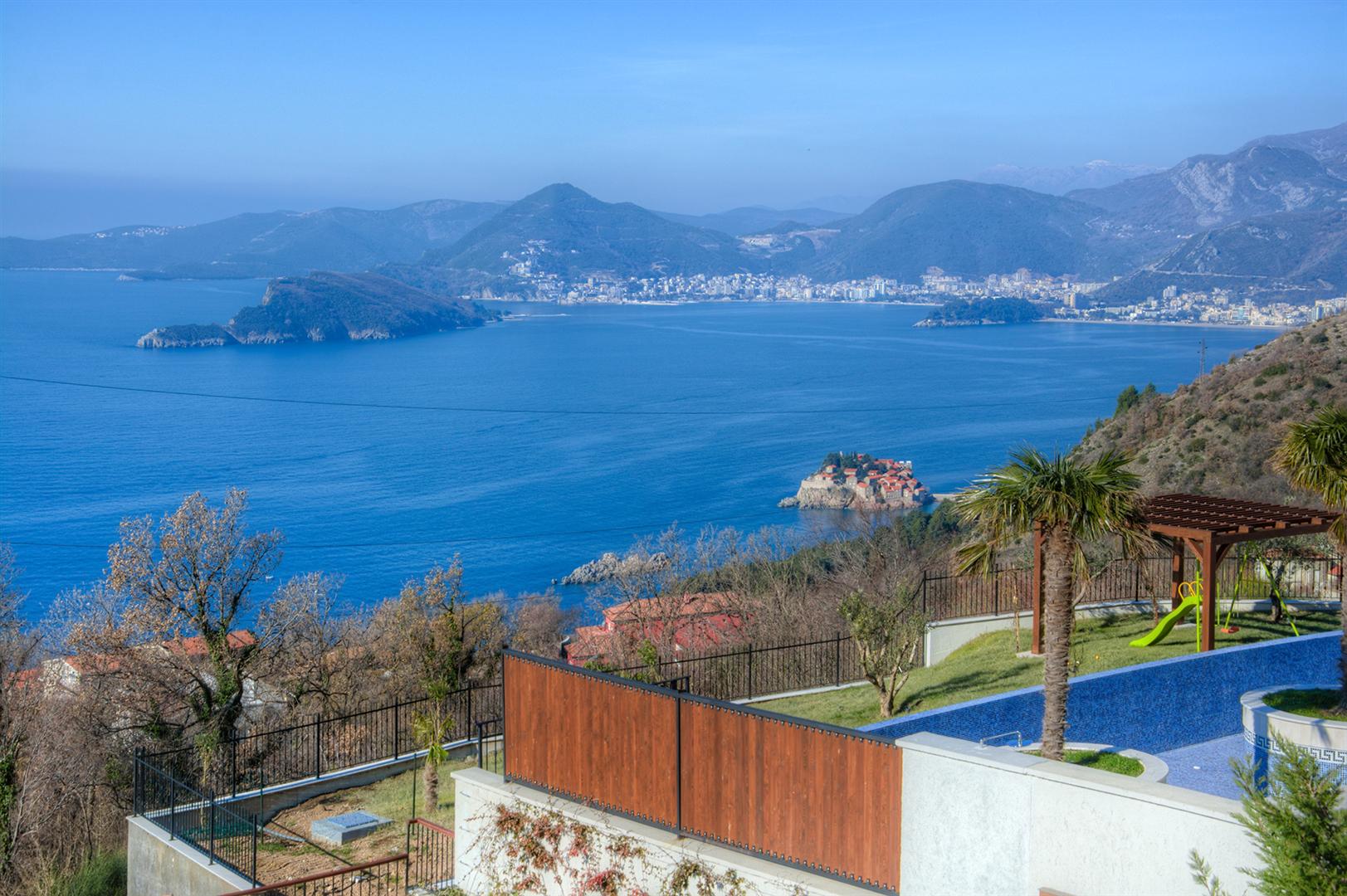 Panoramski pogled na more i ostrvo Sveti Stefan iz bazena vile u Blizikućama, Crna Gora.