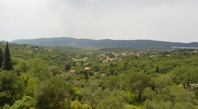 Karadağ, Tivat’ta yeşil tepeler ve vadiye panoramik manzara, ormanlarla çevrili 153 numaralı villanın arazisinden.