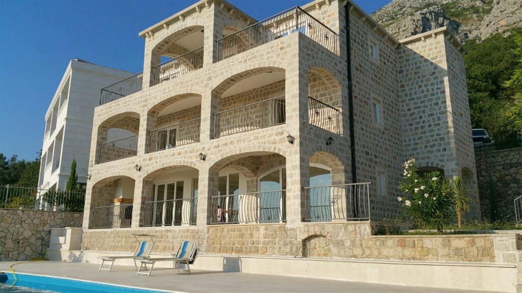 Drobni Pijesak, Karadağ’da havuzlu ve teraslı üç katlı taş villa. Doğal taş cephe.