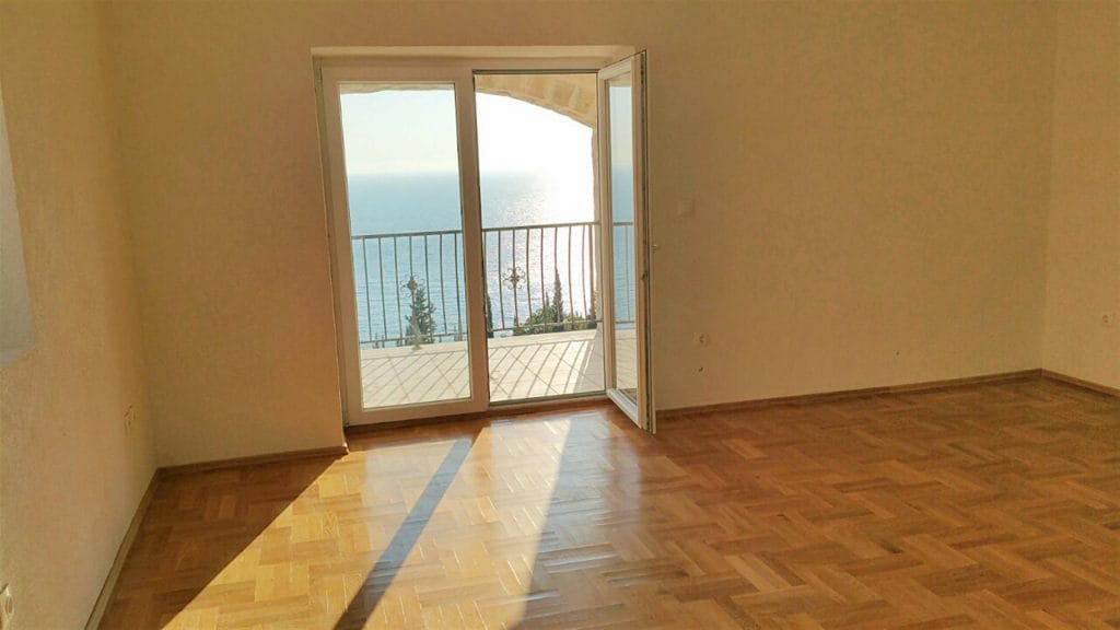 Parkeli ve deniz manzaralı panoramik balkona açılan oturma odası, Drobny Pesak, Karadağ.