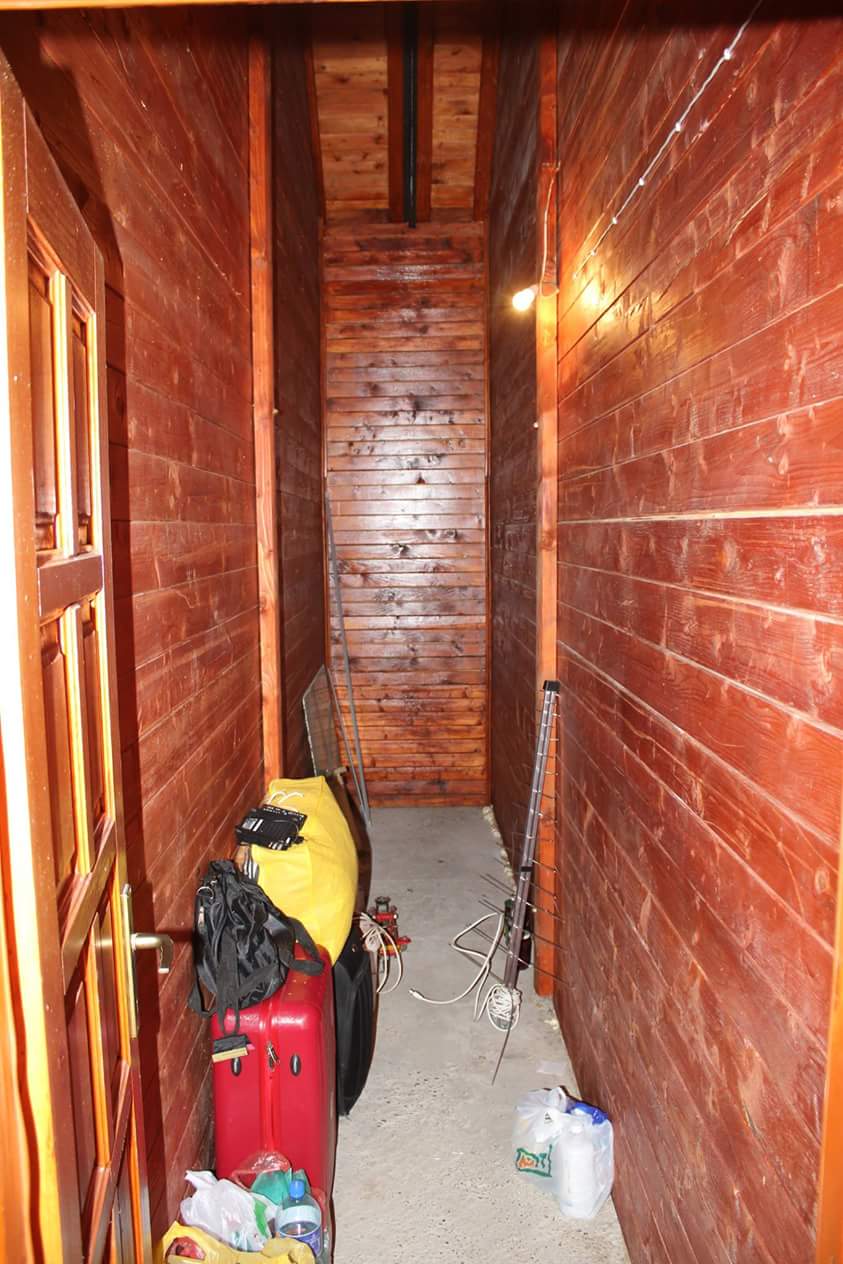 Couloir étroit avec finition en bois naturel dans une maison à vendre, ville de Sutomore, Monténégro.