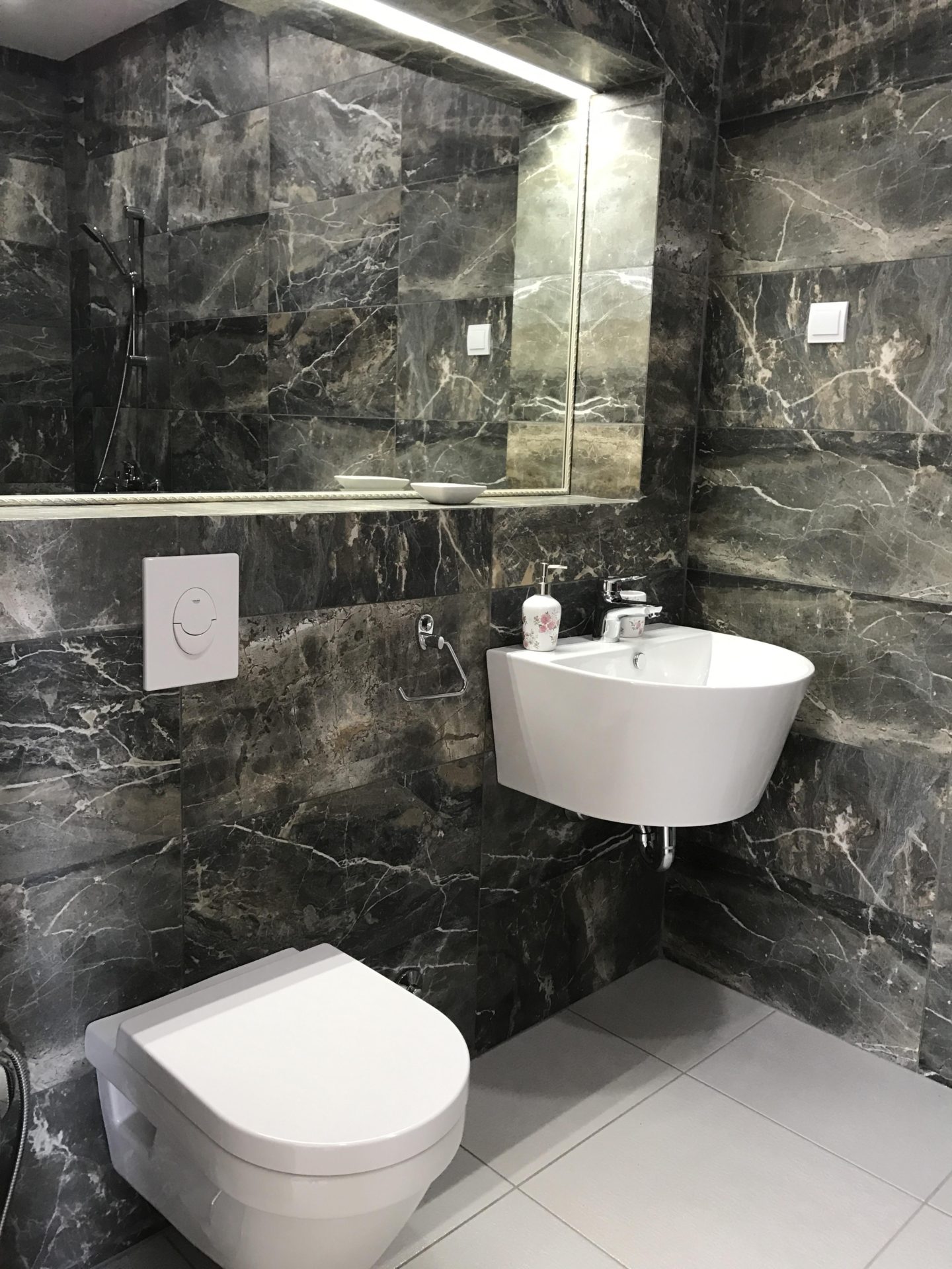 Modernes Badezimmer mit dunkler Marmorverkleidung in Villa Nr. 1011, Utjeha, Montenegro: hängende Sanitäranlagen.
