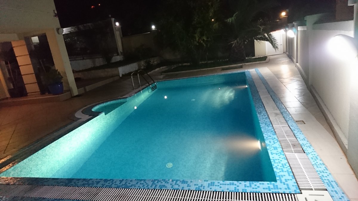 Privater Pool mit Nachtbeleuchtung auf dem Gelände der Villa in Utjeha, Montenegro.