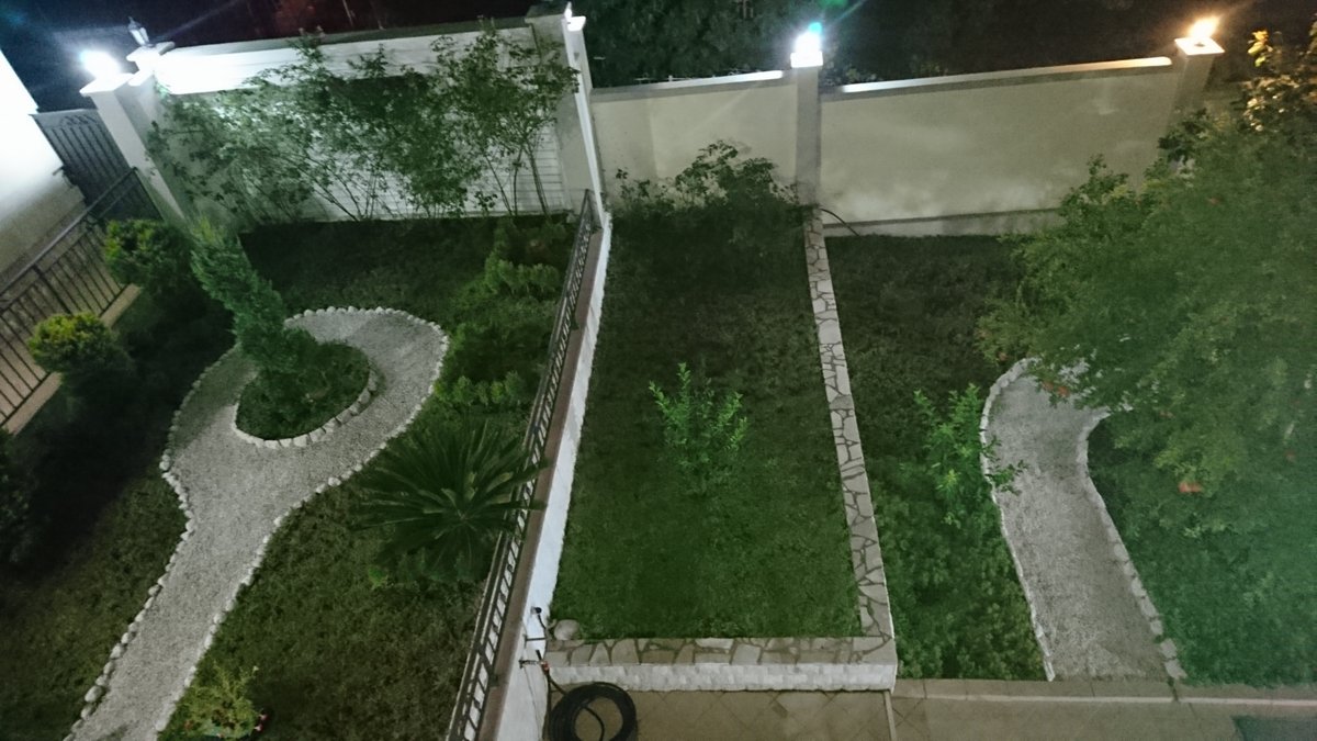 Gepflegter Garten mit Landschaftsgestaltung und Beleuchtung an der Villa in Utjeha, Montenegro: Kieswege und grüner Rasen.