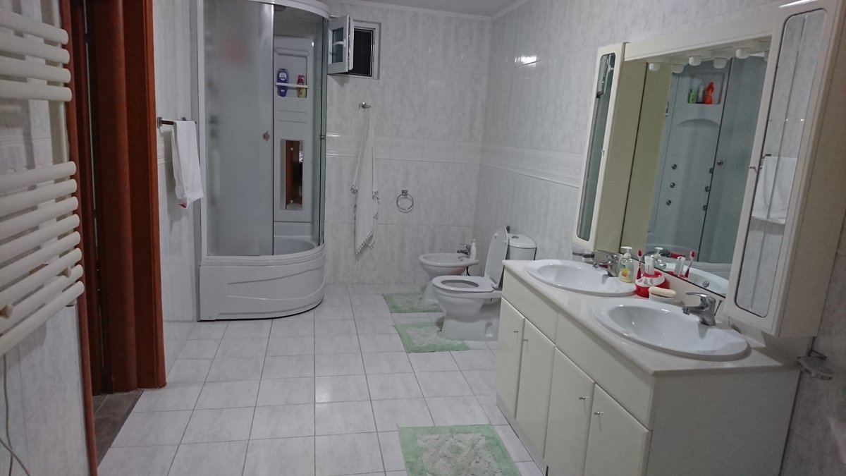 Geräumiges Badezimmer in einer Villa in Utjeha, Montenegro: Duschkabine, Bidet, Toilette und Waschtisch mit Doppelwaschbecken.