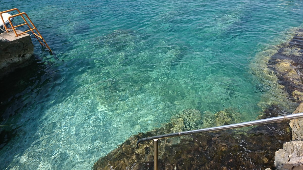 Privater Zugang zum klaren Meer bei der Villa in Utjeha, Montenegro: steiniger Uferbereich, Treppe zum Einstieg ins Wasser.