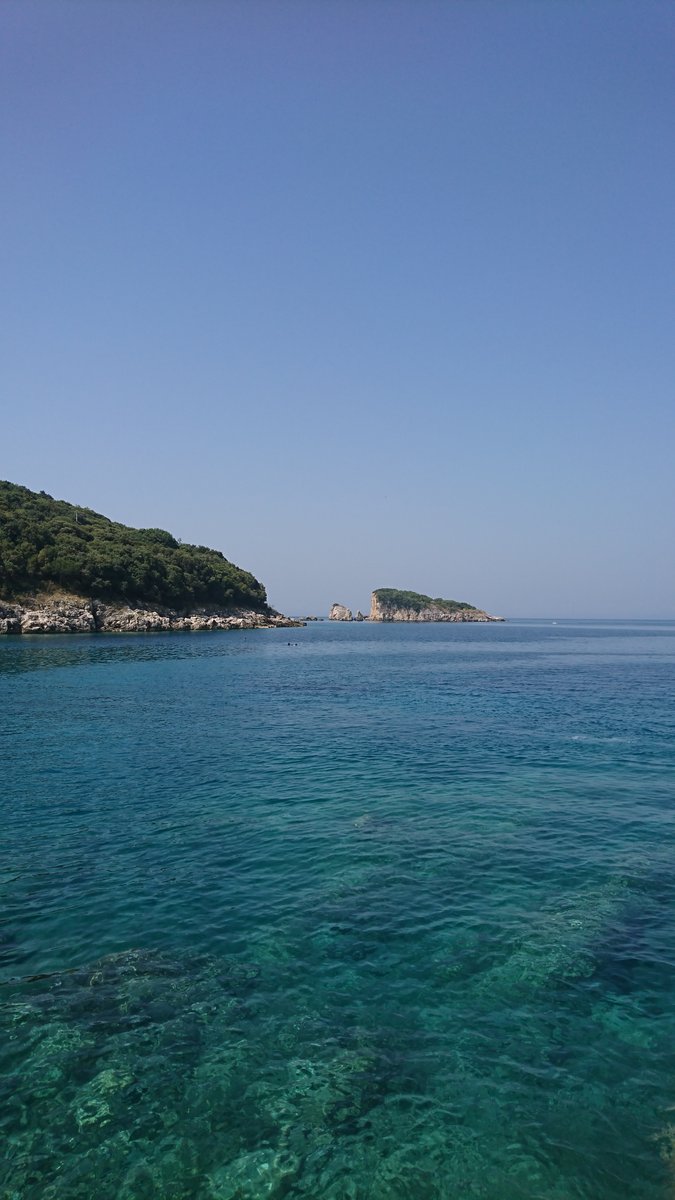 Blick auf die Adria und die felsigen Inseln vor der Küste der Villa in Utjeha, Montenegro. Panorama der Meeresküste.