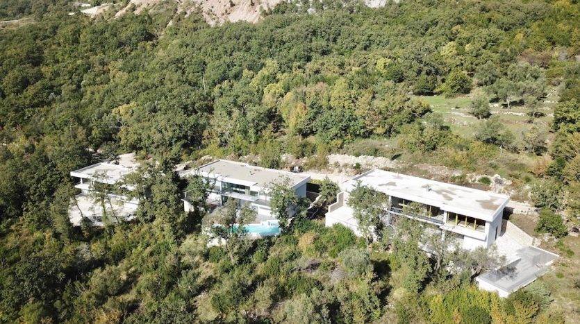 Ormanla çevrili havuzlu modern villalar, Herceg Novi, Karadağ: lüks gayrimenkulün havadan görünümü.