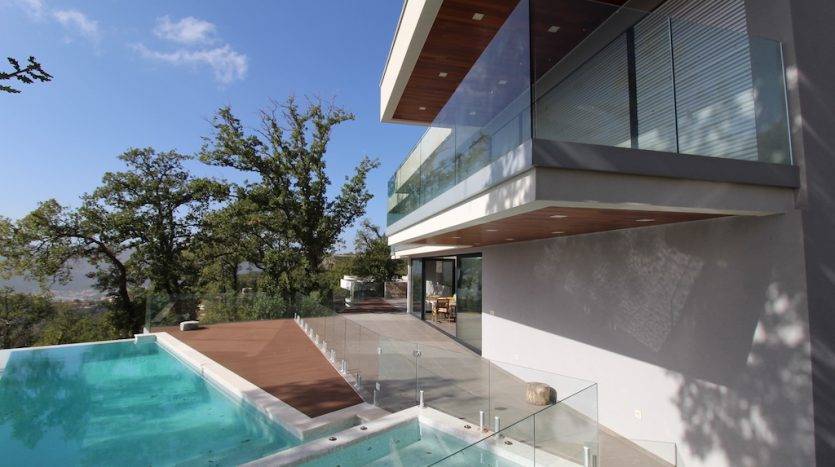 Karadağ, Herceg Novi’de modern villa: açık yüzme havuzu, ahşap kaplamalı teras ve panoramik manzara.