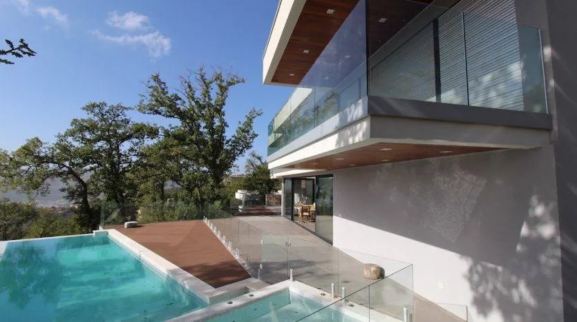 Moderne Villa in Herceg Novi, Montenegro: Außenpool, Terrasse mit Holzdeck und Panoramablick.