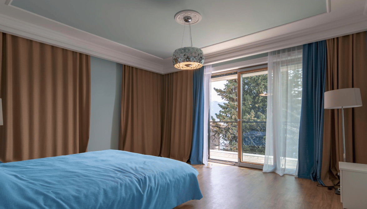 Sypialnia w willi w Bijeli, Czarnogóra: łóżko dwuosobowe, panoramiczne okna z wyjściem na balkon i widok na zieleń.