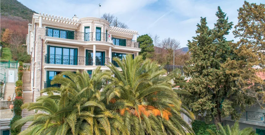 Façade d'un bâtiment moderne élégant avec terrasses et végétation verte