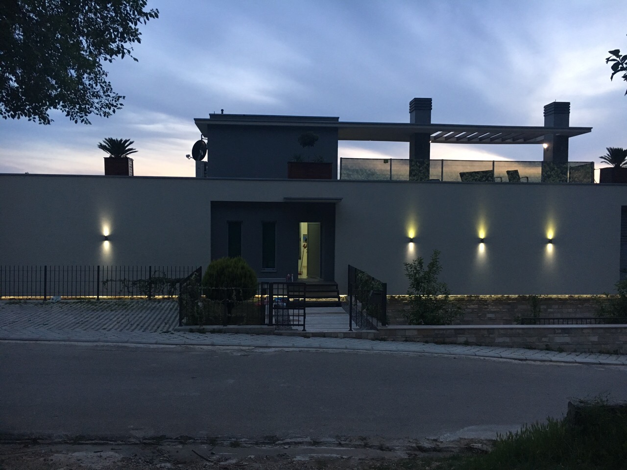 Karadağ, Kotor’daki modern villa: aydınlatmalı cephe, çatı terası ve düzenlenmiş peyzajlı alan.