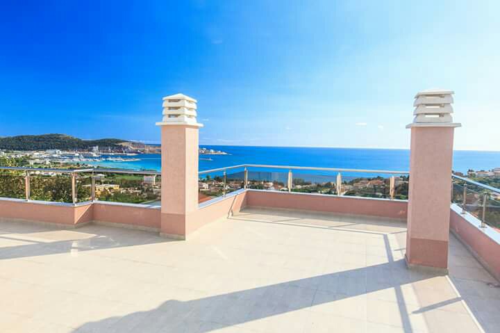 Geräumige offene Terrasse mit Panoramablick auf das Meer und die Berge in einem Haus in der Stadt Šušanj, Montenegro.