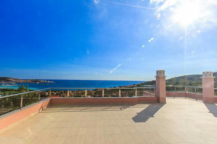 Geräumige Terrasse mit Panoramablick auf das Meer in einem Haus, Stadt Šušanj, Montenegro. Sonnige Fläche mit Geländer.