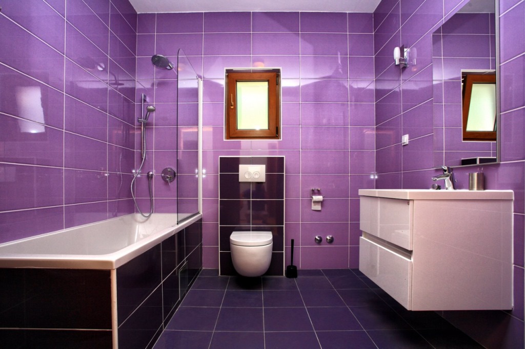 Karadağ, Herceg Novi’deki villada mor fayanslı, duş kabinli ve duvara monte sıhhi tesisatlı modern banyo