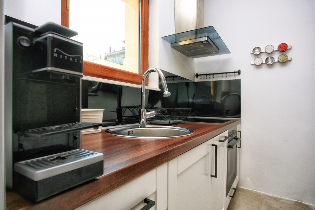 Karadağ, Herceg Novi’deki villada ahşap tezgahlı ve cihazlı modern mutfak.