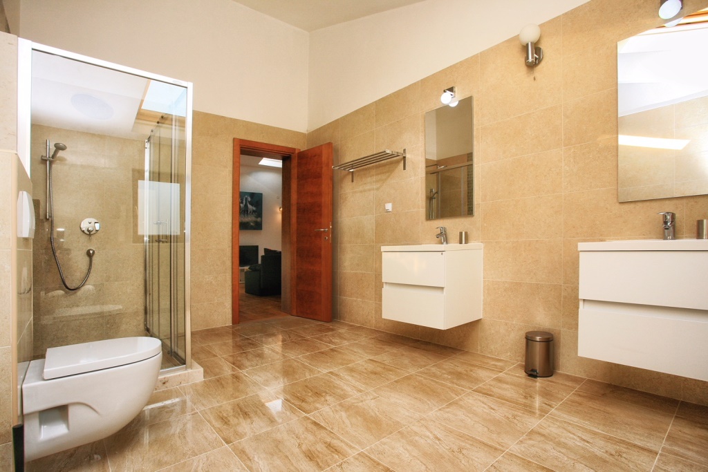 Karadağ, Herceg Novi’deki villada duş kabinli modern banyo: beyaz mobilyalar ve bej fayanslar.