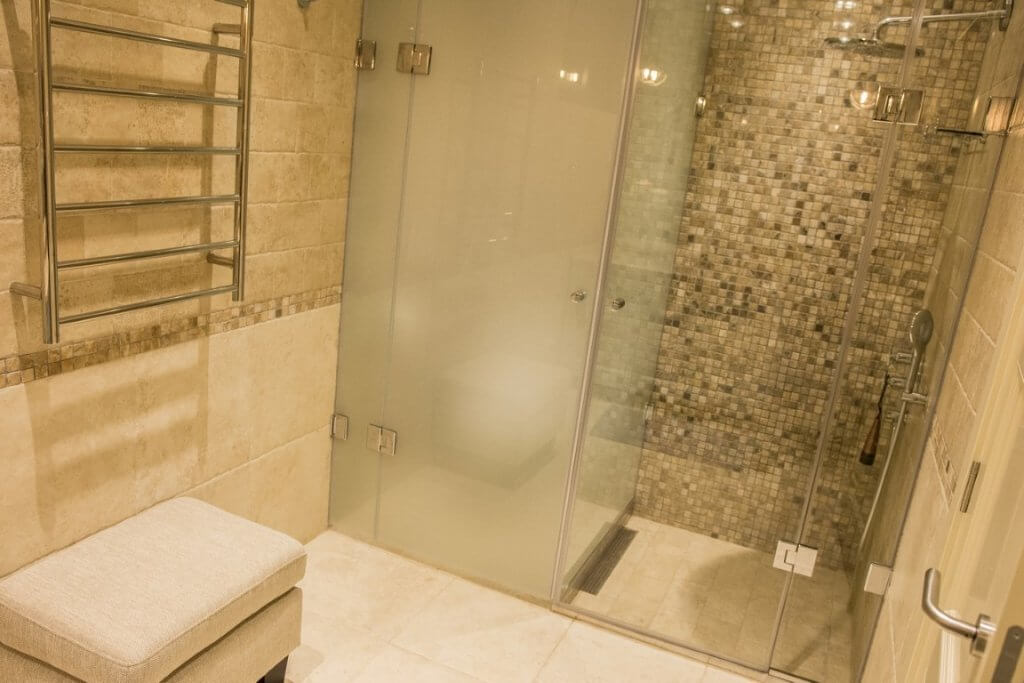 Modernes Badezimmer mit Duschkabine und Fliesenverkleidung in einer Villa, Stoliv, Montenegro.
