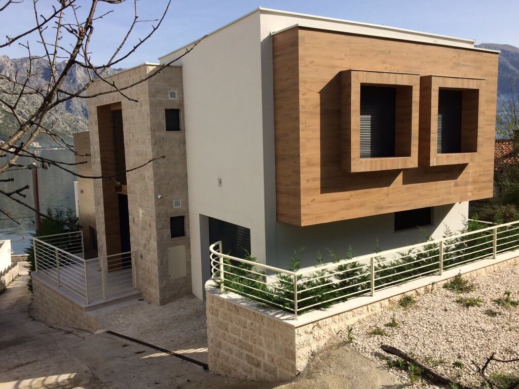 Moderne Villa in Stoliv, Montenegro: Fassade mit Stein- und Holzverkleidung, Panoramablick auf die Bucht von Kotor.