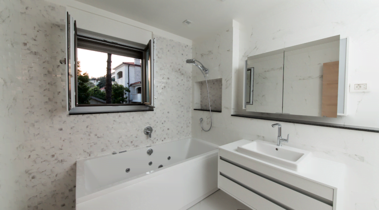Karadağ, Herceg Novi’deki villada jakuzili ve mermer kaplamalı modern banyo.