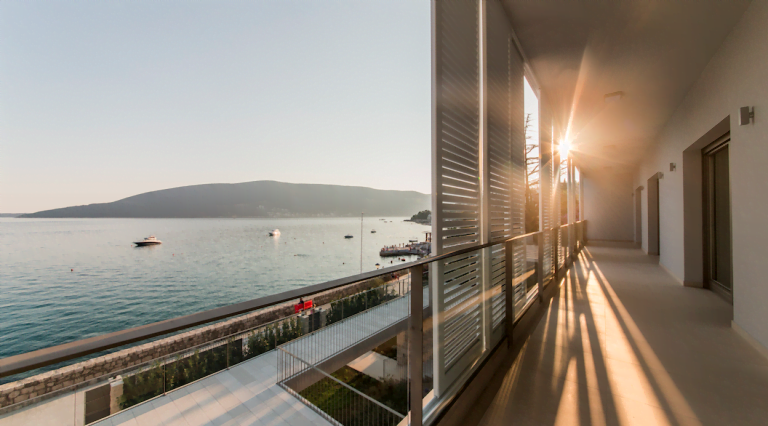 Karadağ, Herceg Novi’deki villanın geniş balkonu, deniz, yatlar ve gün batımı ışıklarıyla panoramik manzaraya sahip.