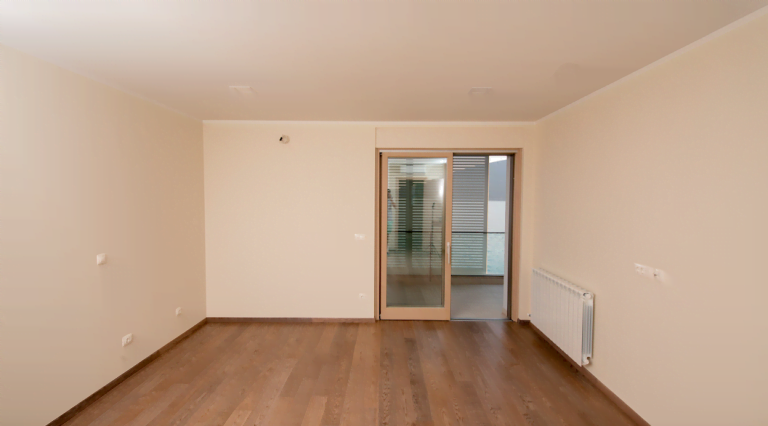 Parkeli ve balkona çıkışı olan aydınlık oturma odası, villa, Herceg Novi, Karadağ. Modern kaplama ve radyatör.
