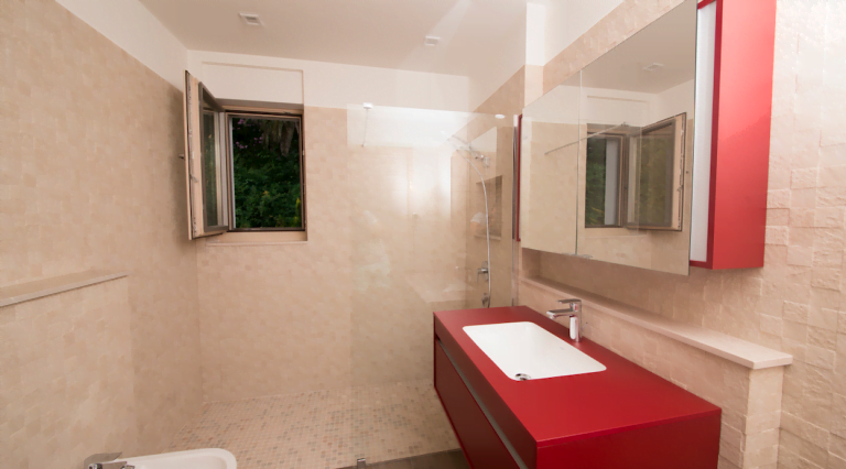 Herceg Novi, Karadağ’daki villada duş kabinli ve kırmızı mobilyalı modern banyo.