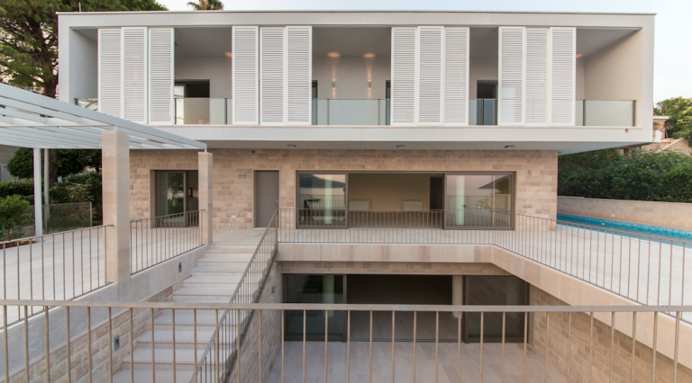 Karadağ, Herceg Novi’de modern villa: taş cepheli dış tasarım, teras, panoramik pencereler ve özel havuz.