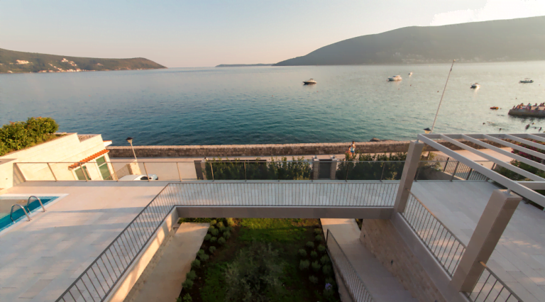 Herceg Novi, Karadağ’da deniz manzaralı ve havuzlu villanın terası: modern mimari ve peyzaj tasarımı.