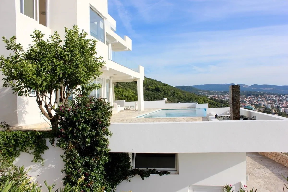 Moderne Villa mit Pool und Panoramablick auf das Meer in Dobra Voda, Montenegro. Weiße Fassade und Terrasse.