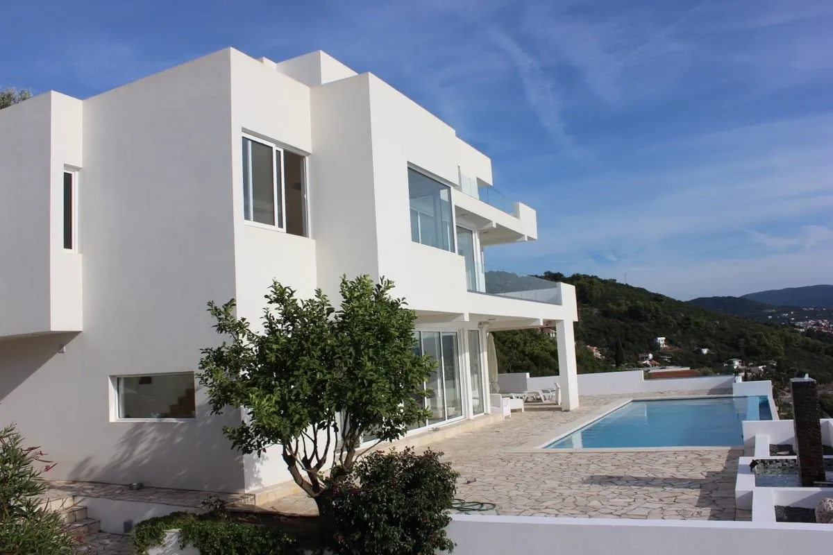 Moderne weiße Villa mit Pool und Terrasse in Dobra Voda, Montenegro: Blick auf das Haus und Panoramafenster.