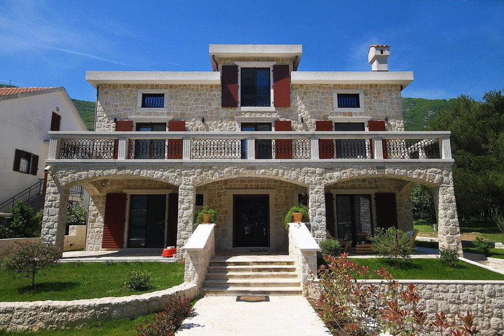 Prčanj, Karadağ’da teraslı ve bahçeli, Akdeniz tarzında üç katlı taş villa.