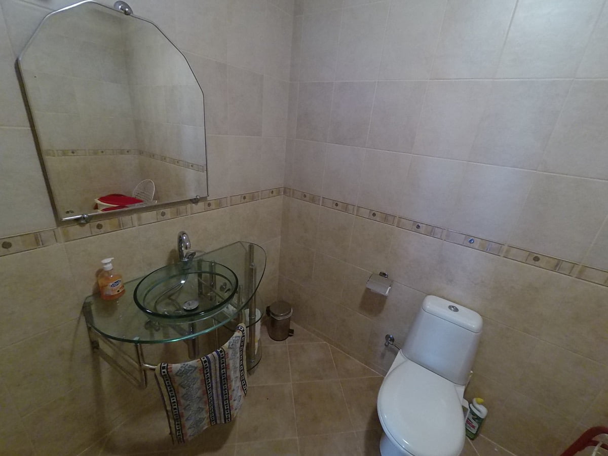 Karadağ, Prčanj’daki villada bej fayanslı, cam lavabolu ve aynalı banyo.