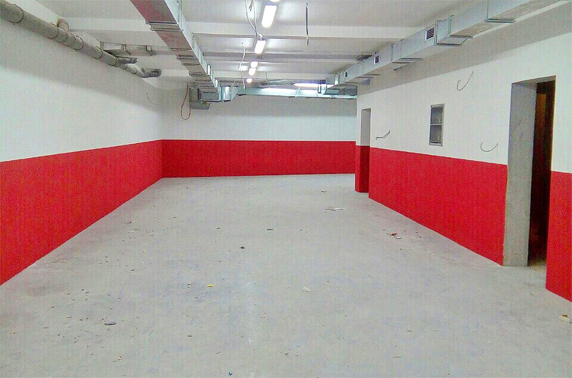 Freie Gewerbefläche zum Ausbau in Kotor, Montenegro, mit offenen Leitungen und Betonboden.