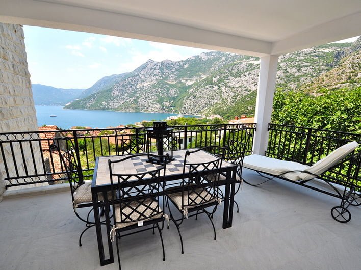 Terrasse mit schmiedeeisernen Möbeln und Blick auf die Bucht von Kotor und die Berge, Wohnung in Risan, Montenegro.