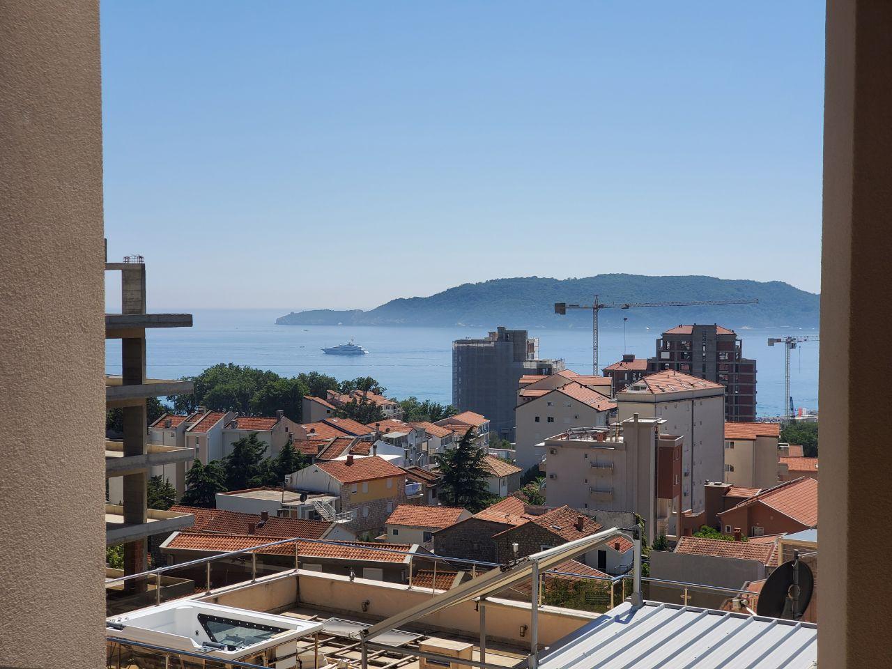Pogled sa balkona na grad, more i planine