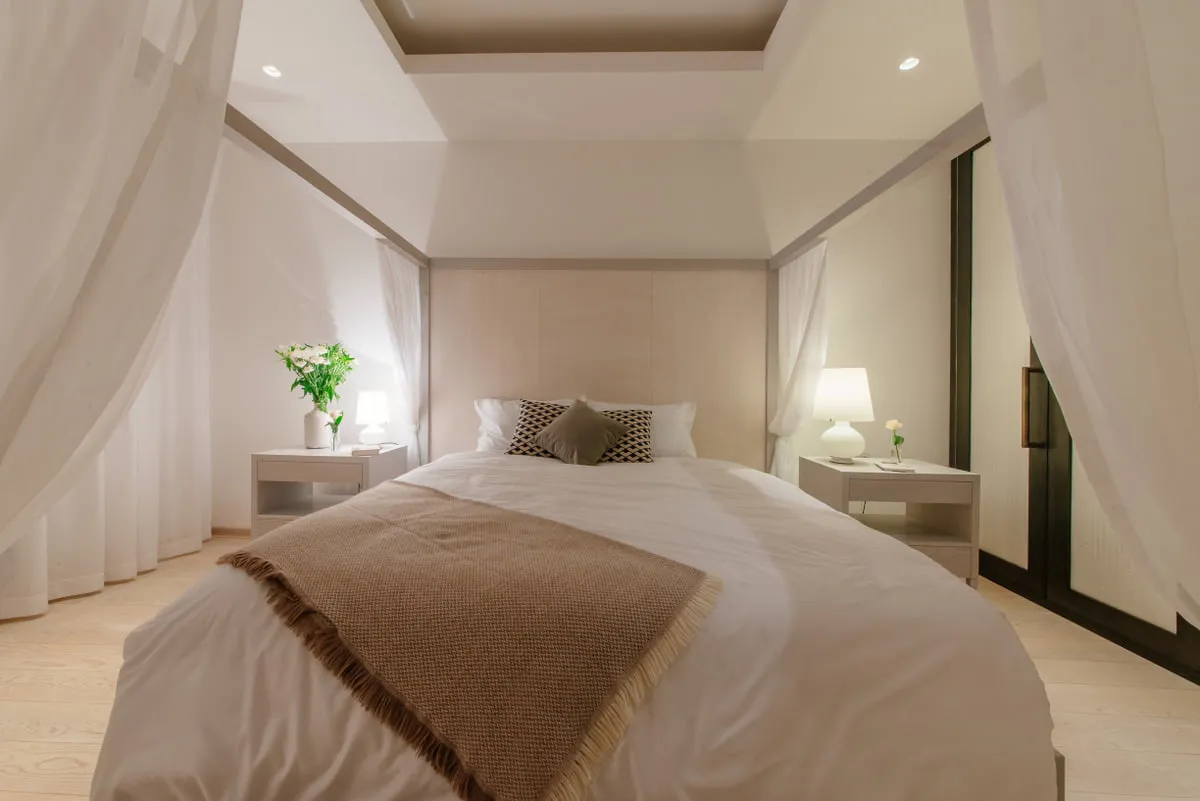 Chambre confortable avec lit à baldaquin dans un appartement moderne, Kumbor, Monténégro : intérieur et décoration élégants.