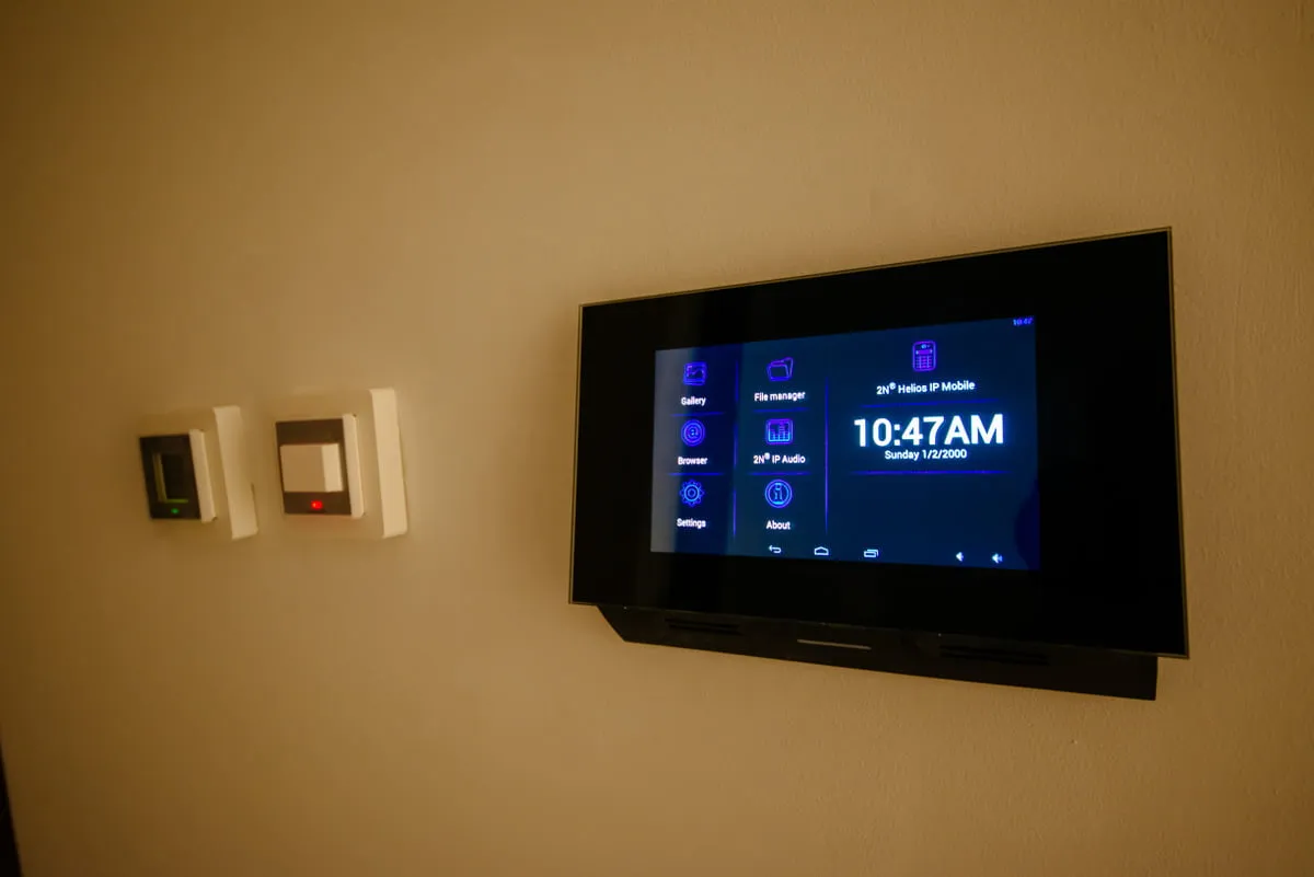 Panneau tactile de contrôle de la maison intelligente dans l’appartement, complexe Kumbor, Monténégro. Système de sécurité moderne.