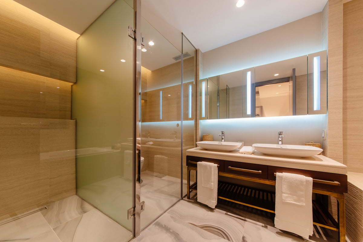 Kumbor, Karadağ’daki lüks dairede duş kabini ve çift lavabolu modern banyo.