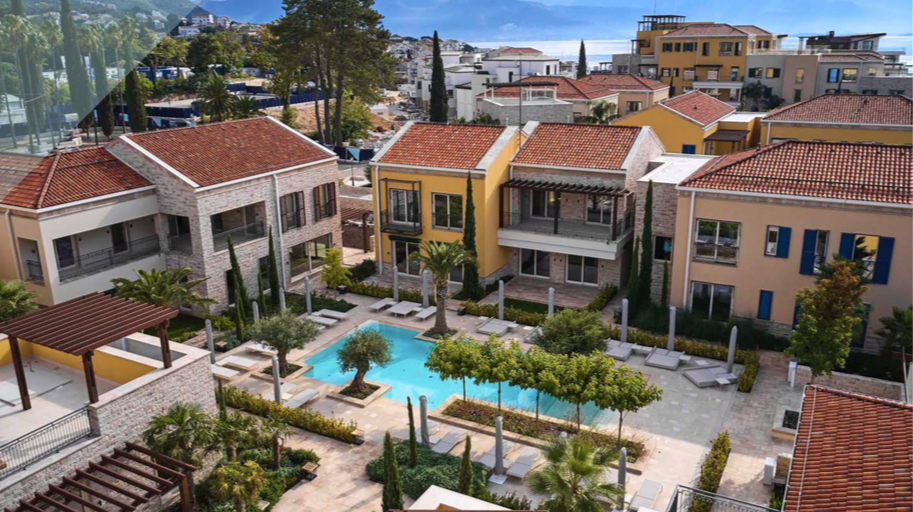 Karadağ, Kumbor’daki Porto Novi konut kompleksinin yukarıdan görünümü: kiremit çatılı villalar ve teraslı ortak havuz.