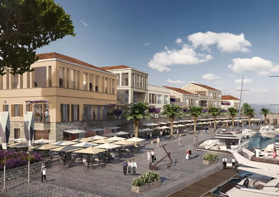 Blick auf den exklusiven Wohnkomplex Porto Novi in Kumbor, Montenegro: Uferpromenade mit Yachten, Restaurants und Steinarchitektur.