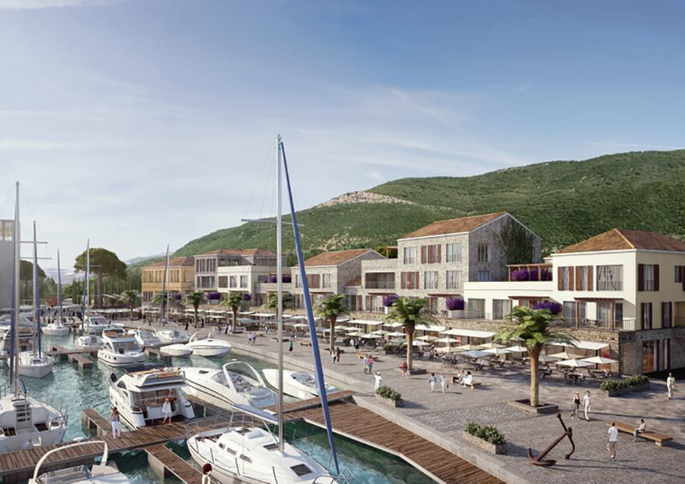 Karadağ, Kumbor’daki Porto Novi lüks konut kompleksinin görünümü: yatlar, restoranlar ve taş evlerle sahil şeridi.