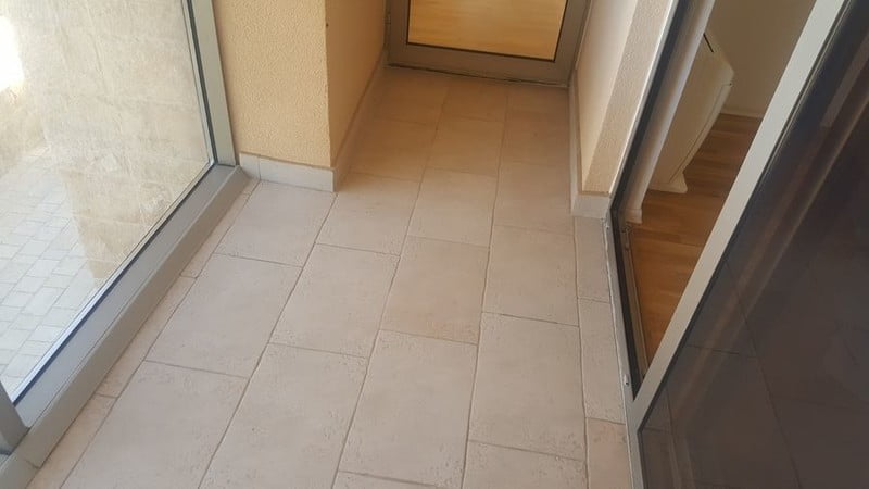Zemin fayanslı ve panoramik camlı aydınlık balkon, Bečići şehrindeki daire, Karadağ.