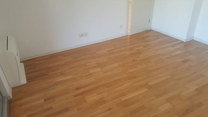 Satılık dairede parke zeminli ve klimalı aydınlık oturma odası, Bečići, Karadağ.