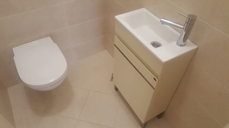 Becici, Karadağ’daki dairede asma klozet ve kompakt lavabolu modern banyo.
