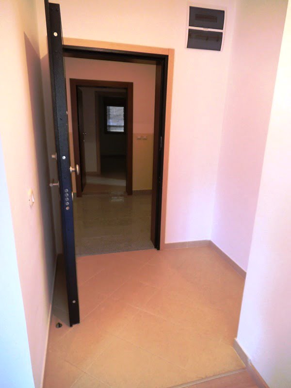 Eingang zur Wohnung mit Metalltür und heller Ausstattung in einer Wohnanlage, Bečići, Montenegro.