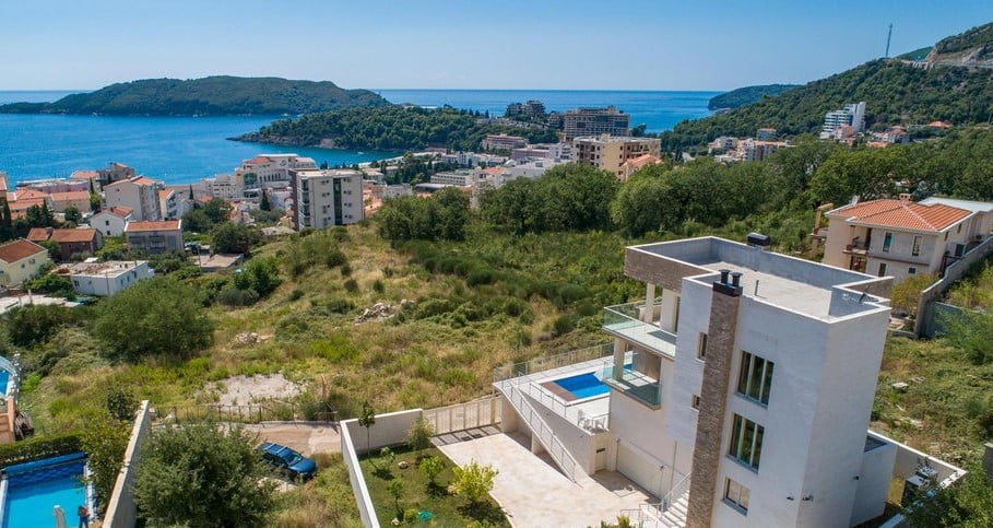 Moderne Villa mit Pool und Panoramablick auf das Meer und die Stadt Bečići, Montenegro, Luftaufnahme.